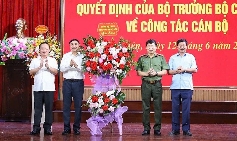 Lãnh đạo Tỉnh ủy, Ủy ban nhân dân tỉnh Điện Biên tặng hoa chúc mừng đồng chí Vũ Văn Đấu. (Ảnh: LÊ LAN)