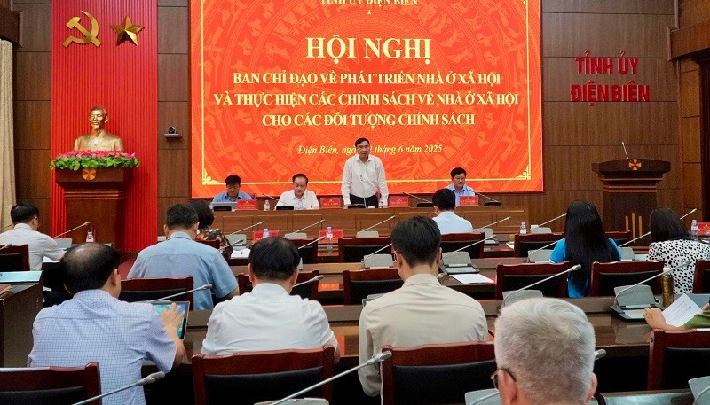 Đồng chí Trần Quốc Cường, Ủy viên Trung ương Đảng, Bí thư Tỉnh ủy Điện Biên đề nghị tiếp tục quan tâm, đẩy nhanh tiến độ làm nhà ở mới cho hộ nghèo sớm ổn định cuộc sống. img-5649.jpg