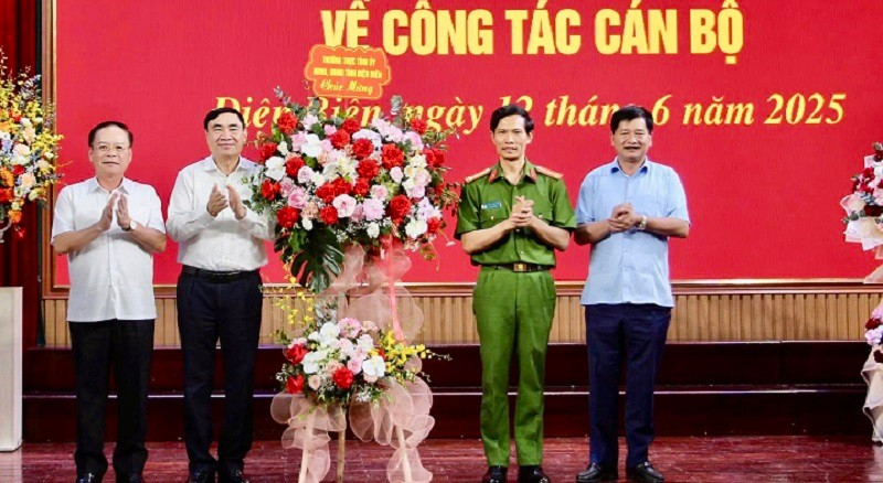 Đồng chí Trần Quốc Cường, Bí thư Tỉnh ủy Điện Biên (thứ hai từ trái sang) cùng đồng chí Mùa A Sơn, Phó Bí thư thường trực Tỉnh ủy, đồng chí Lê Thành Đô, Chủ tịch Ủy ban nhân dân tỉnh tặng hoa, chúc mừng Đại tá Ngô Thanh Bình. img-5661.jpg
