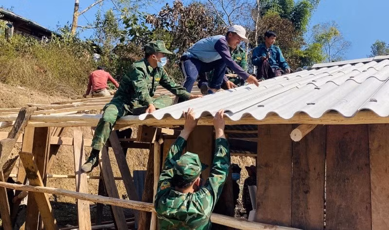 Chiến sĩ Đồn Biên phòng Na Cô Sa thuộc Bộ Chỉ huy Bộ đội Biên phòng tỉnh Điện Biên giúp hộ nghèo đồng bào dân tộc thiểu số ở Na Cô Sa làm nhà ở mới. 