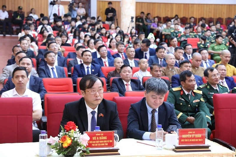 Cán bộ, đảng viên, nhân dân Điện Biên dự lễ công bố thành lập 45 xã, phường tại điểm cầu trung tâm tỉnh Điện Biên. img-6104.jpg