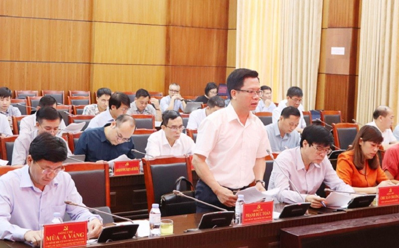 Đồng chí Phạm Đức Toàn, Phó Chủ tịch Thường trực Ủy ban nhân dân tỉnh Điện Biên báo cáo tiến độ thực hiện các dự án trọng điểm. f80eebd75f75c9e5d15bb64f7e50ec3f.jpg