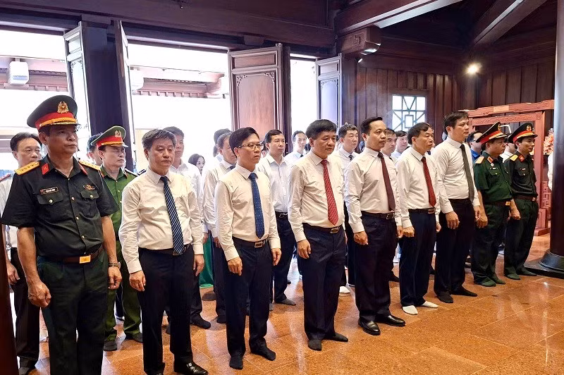 Đồng chí Trần Tiến Dũng, Ủy viên Trung ương Đảng, Bí thư Tỉnh ủy Điện Biên cùng tập thể lãnh đạo Tỉnh ủy, Hội đồng nhân dân, Ủy ban nhân dân, Ủy ban Mặt trận Tổ quốc Việt Nam tỉnh Điện Biên viếng các Anh hùng, liệt sĩ tại Đền thờ liệt sĩ Chiến trường Điện Biên Phủ. 