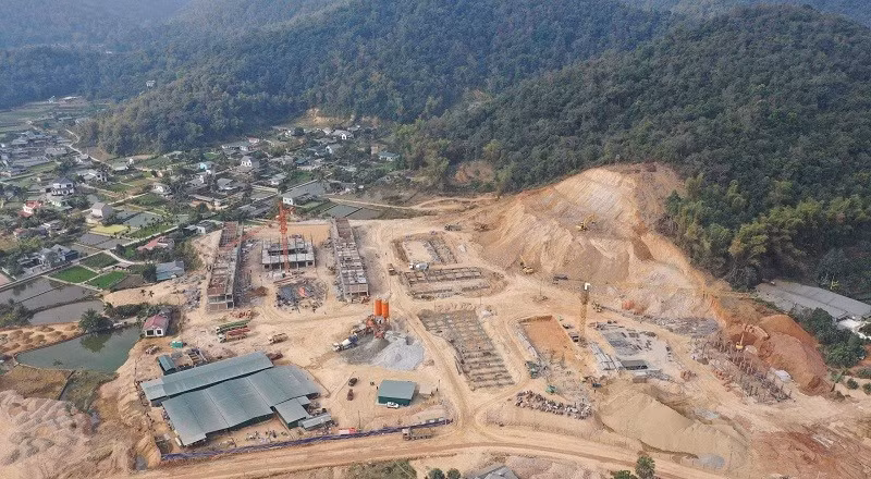 Trên công trường, các hạng mục lớp học, phòng ở của học sinh Trường liên cấp Thanh Nưa đang được thi công đồng thời, bảo đảm tiến độ và chất lượng.