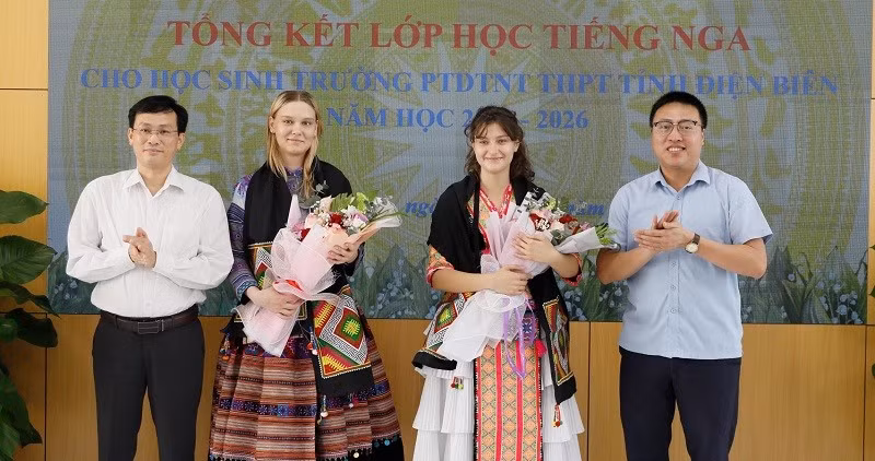 Lãnh đạo Sở Giáo dục và Đào tạo Điện Biên, Hiệu trưởng Trường phổ thông dân tộc nội trú trung học phổ thông tỉnh Điện Biên tặng hoa, cảm ơn hai giảng viên dạy tiếng Nga đến từ thành phố Saint Petersburg đã giúp học sinh Điện Biên được học tiếng Nga theo chương trình cơ bản.