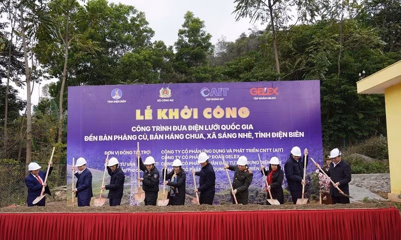 Các đại biểu cùng nhân dân xã Sáng Nhè thực hiện nghi thức khởi công xây dựng công trình đưa điện lưới quốc gia về Phảng Củ, Háng Chua. (Ảnh: THU TRANG)