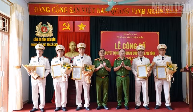 Đại tá Vũ Tiến Dũng (thứ 3 từ phải sang) trao quyết định cho các cán bộ được Giám đốc Công an tỉnh Điện Biên điều động, giao nhiệm vụ tại Đội Chữa cháy và Cứu nạn, cứu hộ khu vực Sam Mứn.