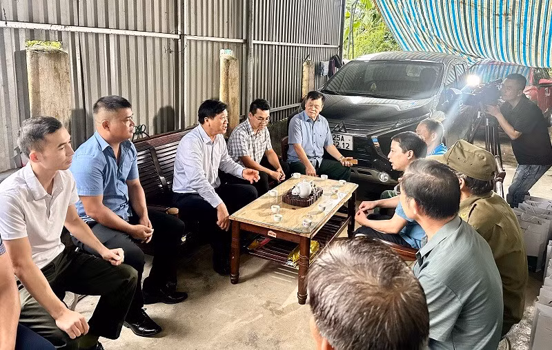 Các đồng chí lãnh đạo xã Thanh Yên cùng nhà đầu tư cung cấp thông tin cụ thể, rõ ràng về các dự án và vùng quy hoạch dự án đến cán bộ, nhân dân thôn Thanh Trường.