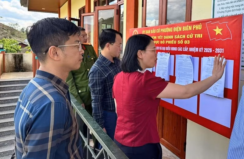 Lãnh đạo phường Điện Biên Phủ (tỉnh Điện Biên) kiểm tra công tác chuẩn bị bầu cử tại cơ sở.