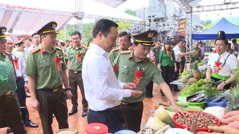 Đồng chí Trần Tiến Dũng, Phó Bí thư Tỉnh ủy Điện Biên cùng đại biểu tham quan các gian hàng của nông dân xã Mường Phăng.