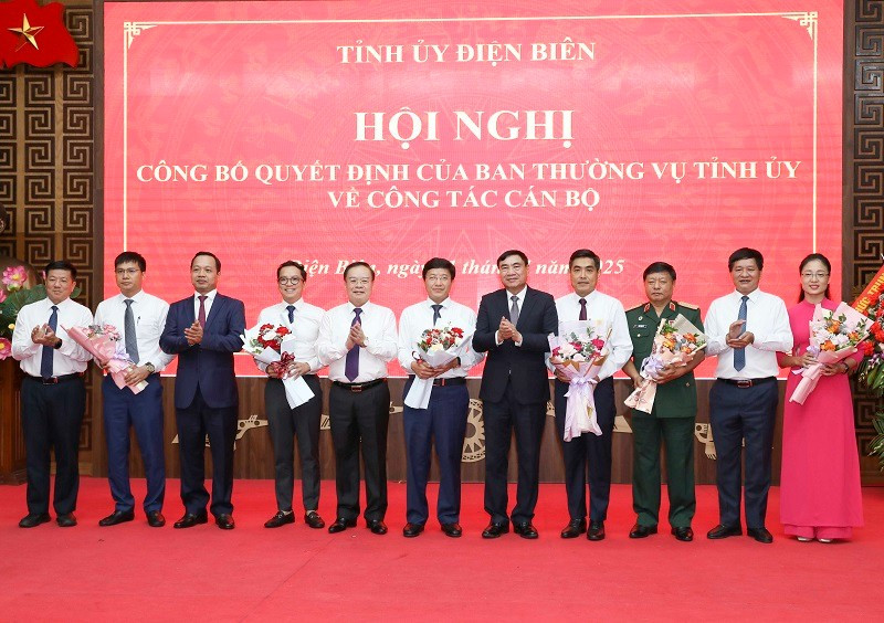 Các đồng chí lãnh đạo tỉnh Điện Biên tặng hoa, chúc mừng các đồng chí được giao lãnh đạo cơ quan Ủy ban Mặt trận Tổ quốc Việt Nam tỉnh Điện Biên. img-6143.jpg