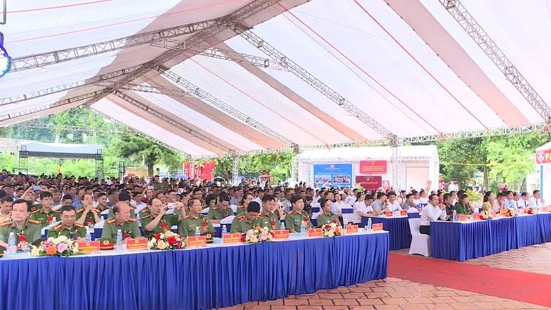 Đông đảo cán bộ, nhân dân xã Mường Phăng dự ngày hội điểm Toàn dân bảo vệ an ninh Tổ quốc. tin.jpg