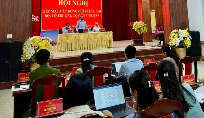 Đồng chí Nguyễn Quang Hưng, Bí thư Đảng ủy Phường Điện Biên Phủ thông tin về tình hình hoạt động chung của Phường Điện Biên Phủ sau hơn 2 tuần vận hành theo mô hình chính quyền địa phương 2 cấp đến Bí thư, Tổ trưởng các tổ dân phố, bản trên địa bàn. img-6412.jpg