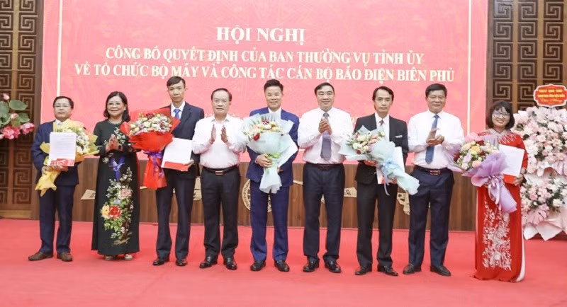 Trao Quyết định và tặng hoa các đồng chí được bổ nhiệm lãnh đạo Ban Biên tập Báo Điện Biên Phủ.