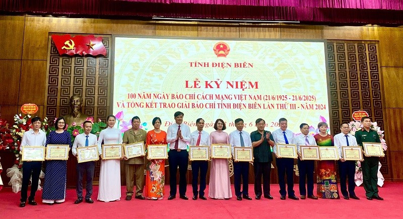 Các đồng chí lãnh đạo Ủy ban nhân dân tỉnh Điện Biên trao Bằng khen của Ủy ban nhân dân tỉnh tặng các cá nhân có nhiều đóng góp trong công tác tuyên truyền tại Điện Biên.