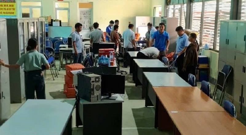 Cán bộ, công chức xã Mường Lạn (mới) khẩn trương sắp xếp phòng làm việc, chuẩn bị cơ sở vật chất để xã mới sẵn sàng đi vào hoạt động từ ngày 1/7. img-6043.jpg