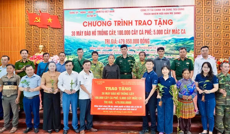 Cán bộ, nhân dân xã Nà Hỳ vui mừng tiếp nhận cây giống, thiết bị sản xuất nông nghiệp từ nhà tài trợ. (Ảnh: TRẦN YẾN)