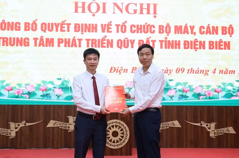 Đồng chí Lê Văn Lương, Chủ tịch Ủy ban nhân dân tỉnh Điện Biên (bên phải) trao quyết định bổ nhiệm Phó Giám đốc Trung tâm Phát triển quỹ đất tỉnh cho đồng chí Trần Quốc Long. 