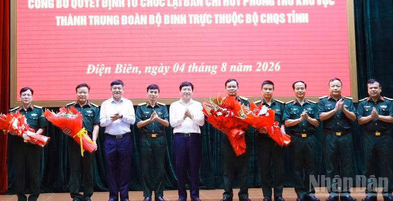 Các đồng chí lãnh đạo tỉnh và lãnh đạo Bộ Chỉ huy Quân sự tỉnh Điện Biên tặng hoa chúc mừng Đảng ủy, Ban Chỉ huy 2 Trung đoàn Bộ binh mới thành lập. 