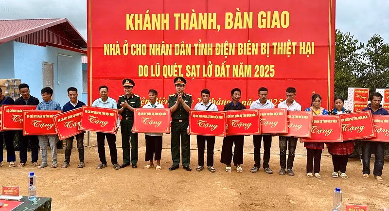 Các đồng chí lãnh đạo Bộ Chỉ huy quân sự tỉnh Điện Biên trao quà tặng các gia đình ở bản Háng Pu Xi (xã Xa Dung) trong lễ bàn giao nhà ở tại khu tái định cư mới. 