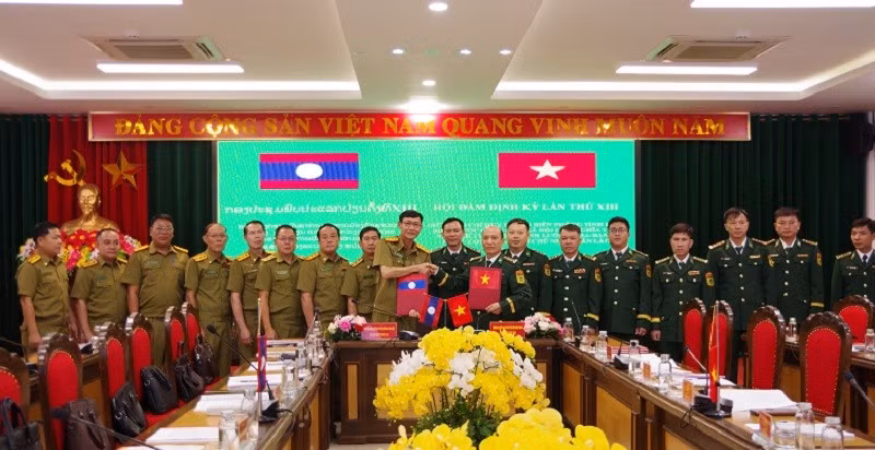 Đại tá Vừ A Khua, Phó Chỉ huy trưởng Ban Chỉ huy Bộ đội Biên phòng tỉnh Điện Biên và Đại tá Pạ Sợt Phổn Mạ Lắt, Phó Giám đốc Ty An ninh tỉnh Luang Prabang trao biên bản ghi nhớ hội đàm. (Ảnh: ANH DŨNG)