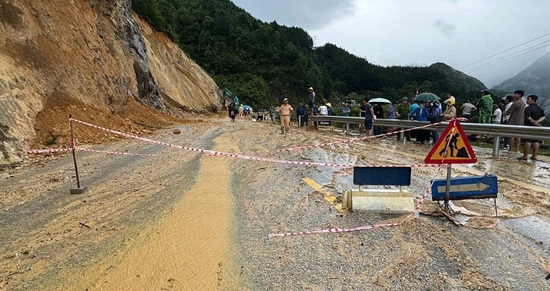 Lực lượng cứu hộ tìm kiếm nạn nhân bị đất đá vùi lấp. img-6168.jpg