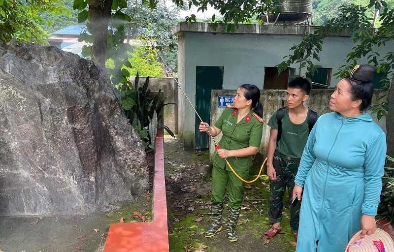 Hội viên phụ nữ Công an Điện Biên hướng dẫn nhân dân phun khử khuẩn các điểm có nguy cơ cao. can-bo-hoi-vien-hoi-phu-nu-cong-an-dien-bien-huong-dan-nhan-dan-phun-thuoc-khu-khuan-bang-che-pham-sinh-hoc.jpg