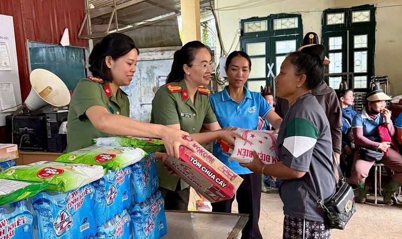 Trao quà tặng nhân dân bị thiệt hại do lũ. can-bo-hoi-vien-hoi-phu-nu-cong-an-dien-bien-trao-cac-nhu-yeu-pham-cho-nhan-dan-bu-thiet-hai-do-mua-lu.jpg