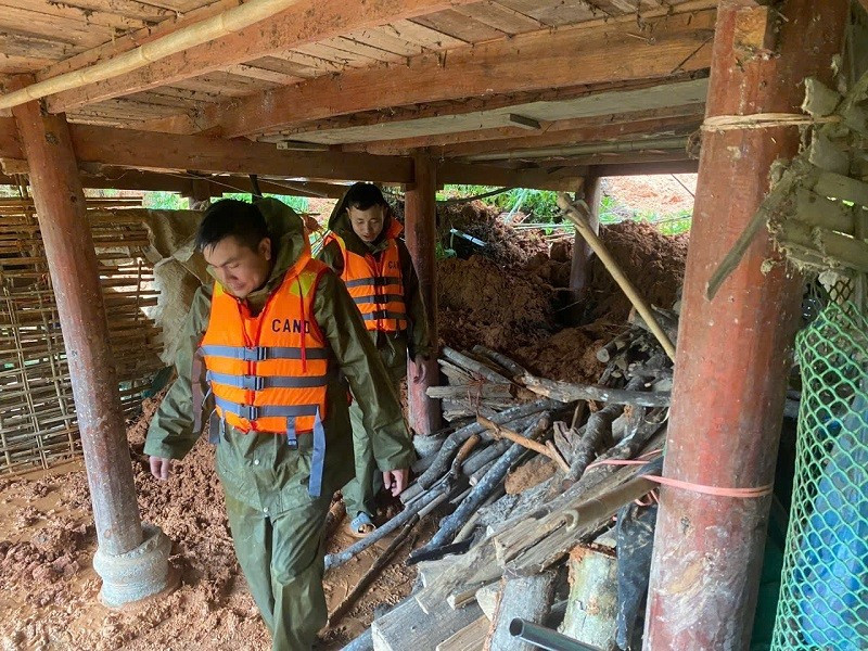 Các lực lượng cứu hộ giúp người dân xã Na Son di chuyển đến nơi an toàn. img-7048.jpg