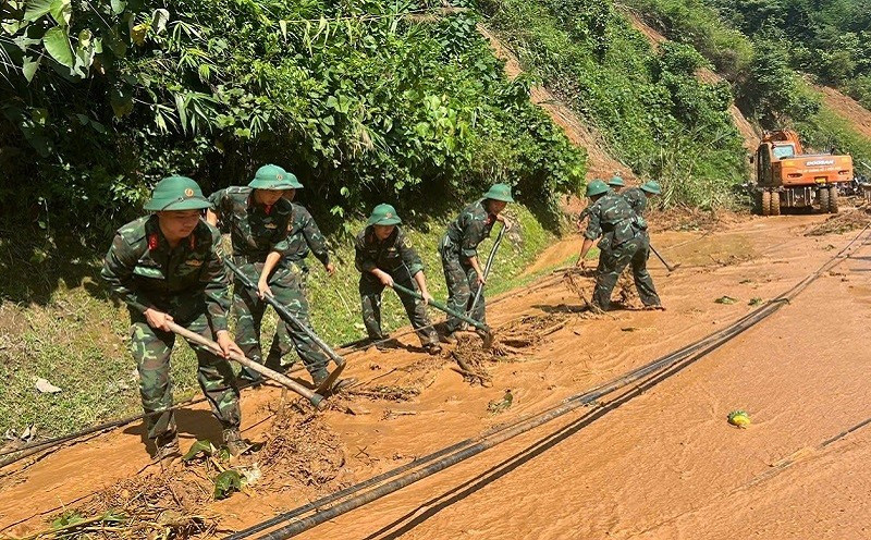 Các lực lượng cứu hộ đang dốc sức thông tuyến vào vùng cứu nạn. img-6981.jpg