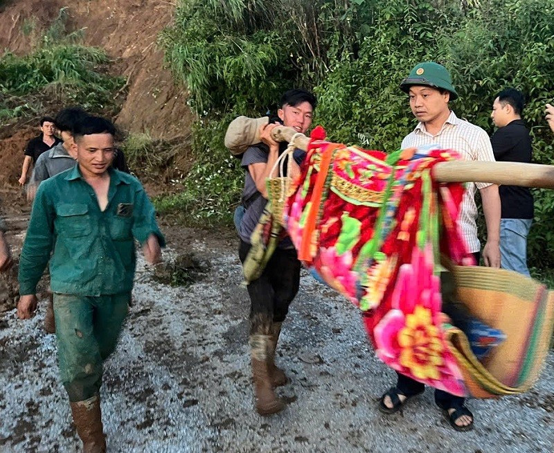 Đồng chí Trần Tiến Dũng, Phó Bí thư Tỉnh ủy Điện Biên thăm, động viên người bị nạn do lở đất đang được các lực lượng đưa đi cấp cứu. 