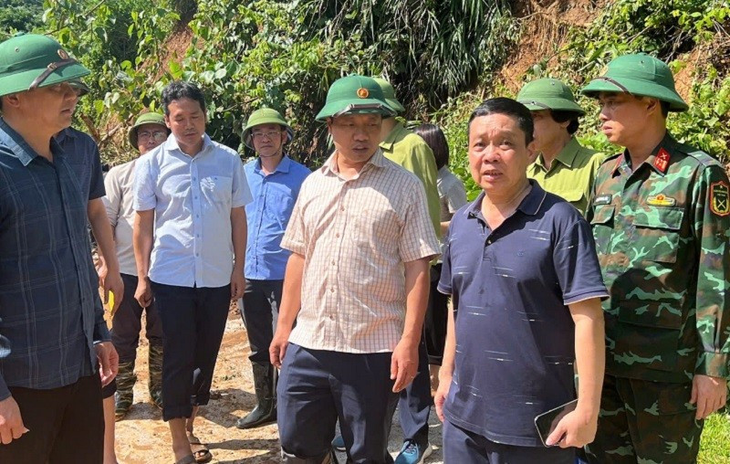 Các đồng chí lãnh đạo tỉnh Điện Biên cùng lãnh đạo xã Na Son trực tiếp chỉ đạo khắc phục hậu quả lũ quét tại địa bàn.