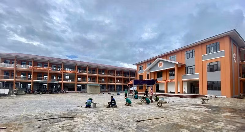 Trường nội trú liên cấp Thanh Nưa hiện có tiến độ xây dựng bảo đảm, sẵn sàng bàn giao, đưa vào sử dụng phục vụ học sinh biên giới trong năm học mới. 