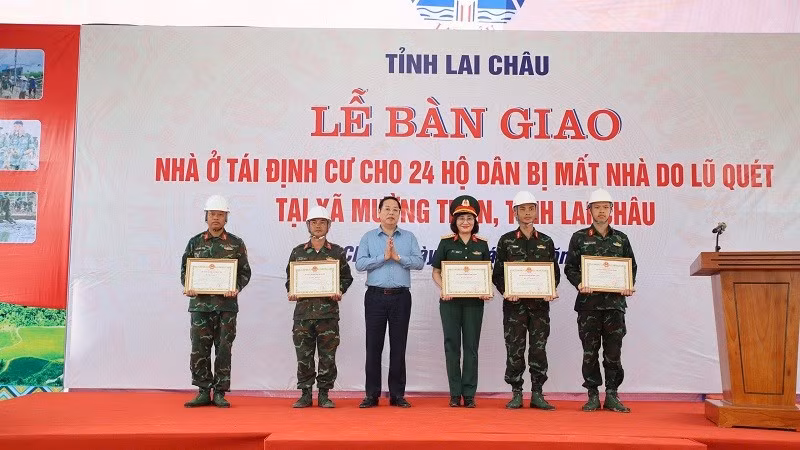 Đồng chí Hà Quang Trung, Phó Bí thư Tỉnh ủy, Chủ tịch Ủy ban nhân dân tỉnh Lai Châu, trao Bằng khen tặng các tập thể, cá nhân đã giúp người dân vùng lũ Mường Than có nhà ở mới. (Ảnh: Báo và Phát thanh truyền hình Lai Châu)