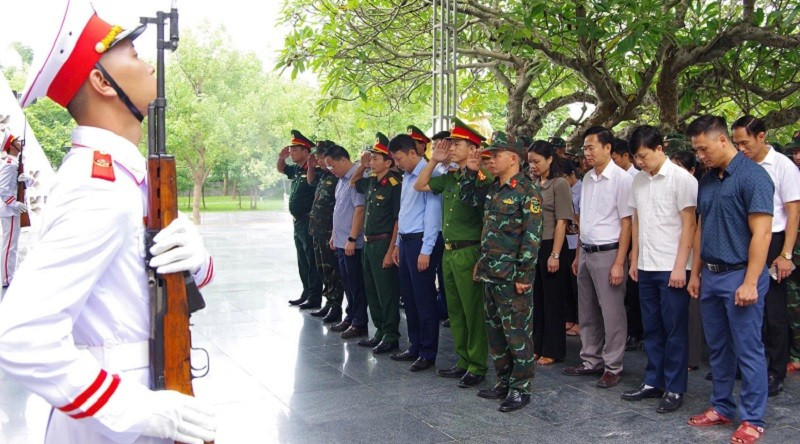 C&aacute;c đồng ch&iacute; l&atilde;nh đạo c&aacute;c sở, ng&agrave;nh v&agrave; c&aacute;n bộ, nh&acirc;n d&acirc;n Điện Bi&ecirc;n d&agrave;nh ph&uacute;t mặc niệm c&aacute;c anh h&ugrave;ng, liệt sĩ tại Nghĩa trang liệt sĩ Quốc gia A1. (Ảnh: L&Ecirc; LAN)