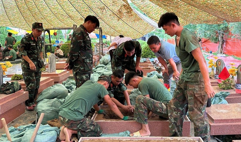 Việc khai quật, lấy mẫu h&agrave;i cốt liệt sĩ tại Nghĩa trang liệt sĩ Quốc gia A1 được nhận định rất nhiều kh&oacute; khăn nhưng c&aacute;n bộ, chiến sĩ Bộ Chỉ huy qu&acirc;n sự tỉnh Điện Bi&ecirc;n quyết t&acirc;m thực hiện trong thời gian ngắn nhất. (Ảnh: L&Ecirc; LAN)