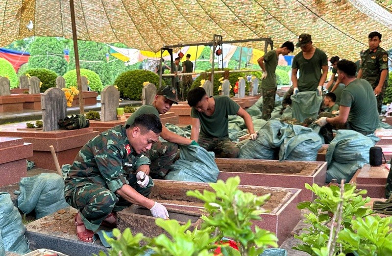 C&aacute;c lực lượng thực hiện khai quật, lấy mẫu h&agrave;i cốt liệt sĩ tại Nghĩa trang liệt sĩ Quốc gia A1. (Ảnh: L&Ecirc; LAN)