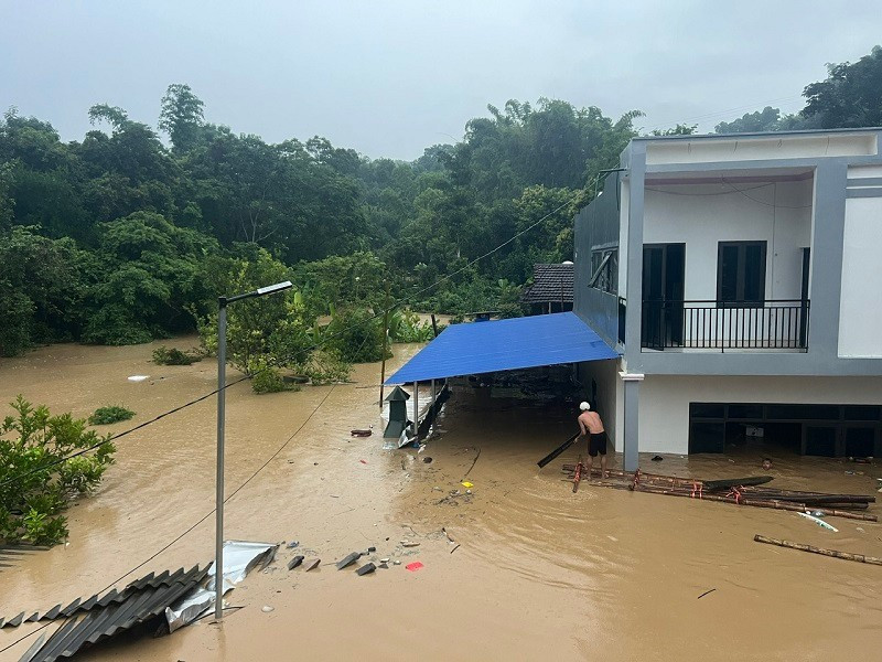 Thống kê hiện có hơn 60 ngôi nhà của người dân tỉnh Điện Biên bị ngập trong nước lũ. nhieu-nha-bi-ngap.jpg