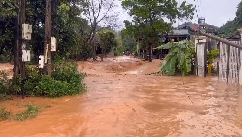 Các bản ở vùng cao Điện Biên đang bị ngập trong nước.