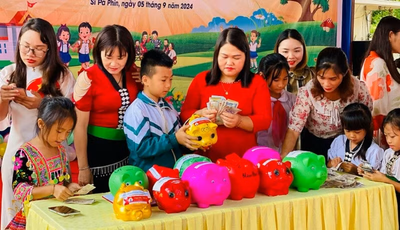 Để có thêm nguồn lực hỗ trợ học sinh nghèo, hoàn cảnh khó khăn, hai năm trước, học sinh và giáo viên ở xã Si Pa Phìn tỉnh Điện Biên đã quyên góp để ủng hộ trong phong trào "2.000 đồng cho giáo dục". 