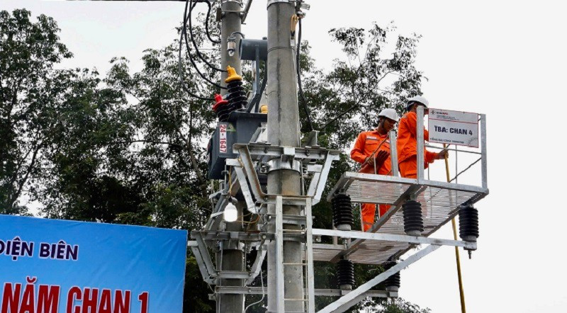 Công nhân Công ty Điện lực Điện Biên thực hiện kỹ thuật đóng điện tại Trạm biến áp bản Nặm Chan I, huyện Mường Ảng, tỉnh Điện Biên. img-5885.jpg