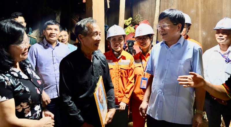 Đồng chí Lê Thành Đô, Chủ tịch Ủy ban nhân dân tỉnh Điện Biên chung vui với người dân bản Nặm Chan I khi đón dòng điện lưới quốc gia về bản. img-5887.jpg