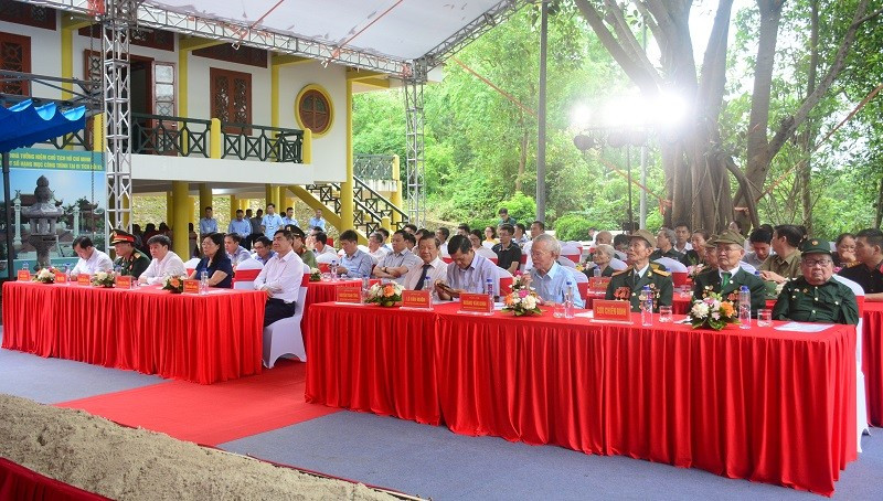 Đại biểu cùng nhân dân Điện Biên chứng kiến lễ khởi công xây dựng nhà tưởng niệm Chủ tịch Hồ Chí Minh tại di tích đồi E2. 2a.jpg