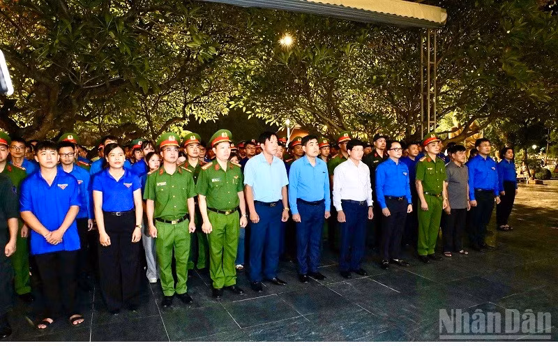 Đoàn viên thanh niên tỉnh Điện Biên thành kính dâng hương viếng các Anh hùng liệt sĩ tại Nghĩa trang Liệt sĩ A1.