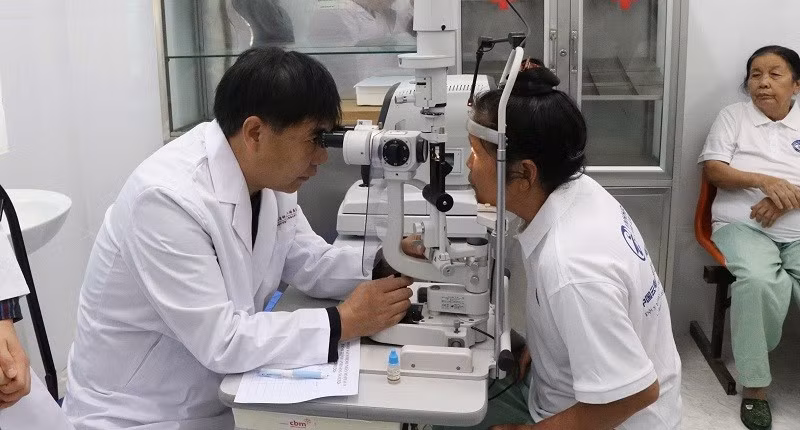 Các bác sĩ Đoàn công tác Vân Nam và Điện Biên tiến hành khám mắt cho người bệnh. 
