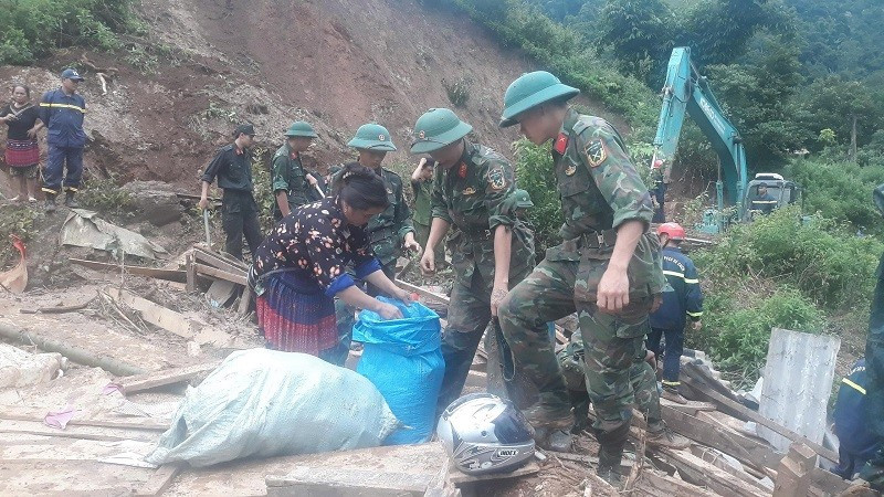 Giúp bà con thu dọn những đồ dùng trong ngôi nhà đổ sập do lở đất. img-7301.jpg