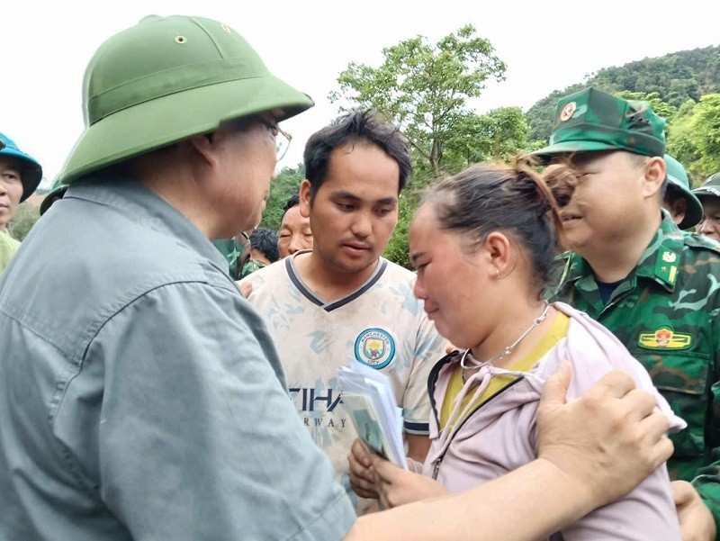 Thủ tướng chia sẻ với nỗi đau mất người thân của người dân vùng lũ quét. img-7331.jpg