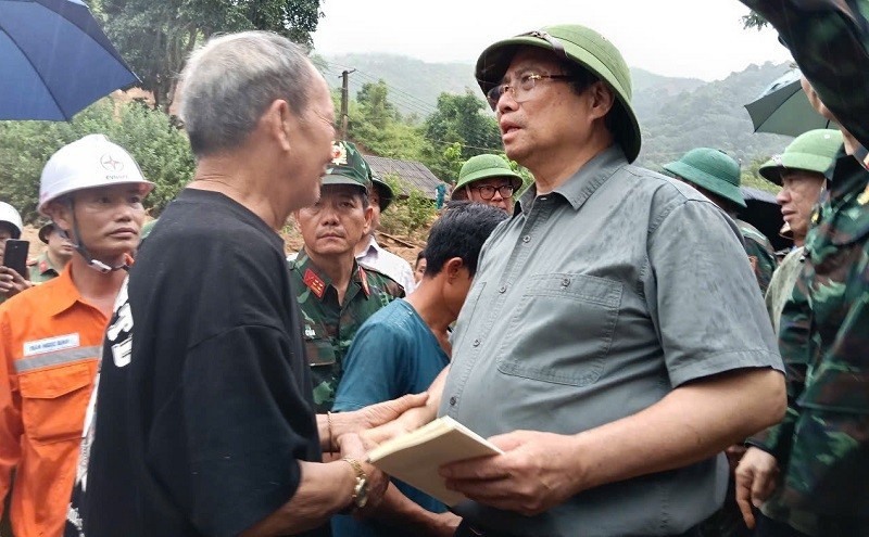Thủ tướng chia sẻ khó khăn, mất mát với bà con. img-7335.jpg