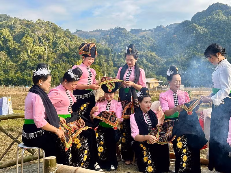 Phụ nữ Thái làm duyên trên sàn Hạn Khuống tại Hội xuân Sam Mứn, tỉnh Điện Biên.