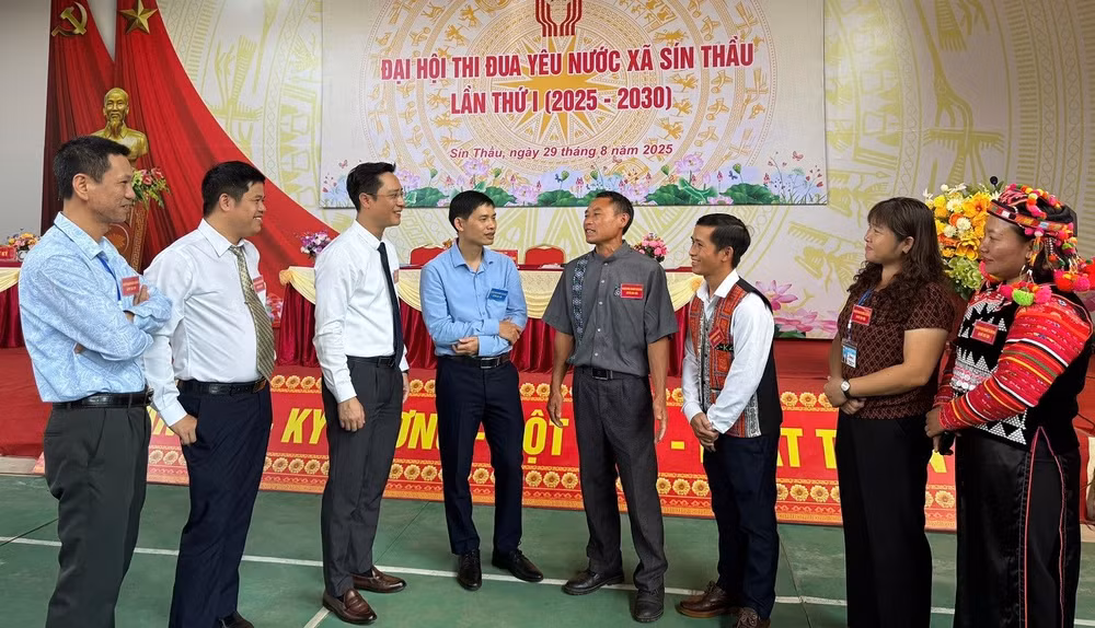 Đồng chí Đặng Thành Huy (thứ 3 từ trái sang), Bí thư Đảng ủy xã Sín Thầu, tỉnh Điện Biên động viên bà con nhân dân các bản tích cực tham gia các buổi tuyên truyền, phổ biến pháp luật và tích cực tham gia bảo vệ đường biên mốc giới.